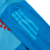 Detalhe da manga do conjunto de treino azul do Flamengo, mostrando as três listras da Adidas.