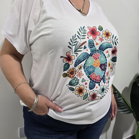 Remera -Lola- estampa tortuga rodeada de corazones y flores - comprar online