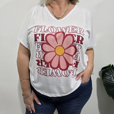 Remera -Lola- estampa Flor rosa 'Flower'' repetido de fondo - comprar online