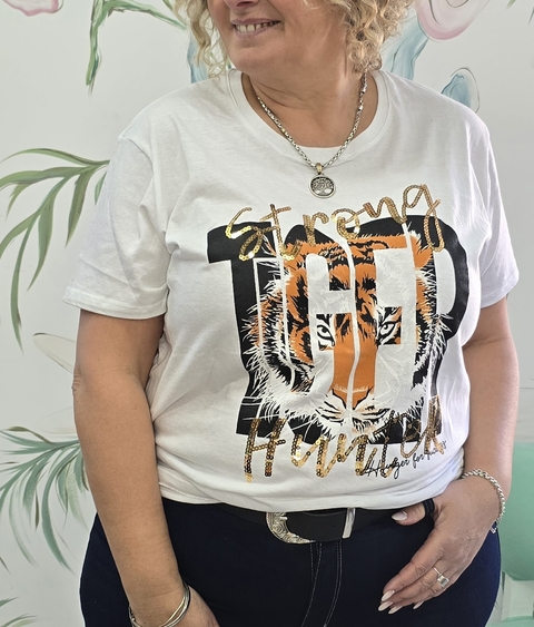Remera -Heloisa- estampa "Strong Hunter" con "Tiger" de fondo - comprar online