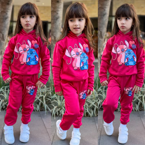 Conjunto infantil feminino do Lilo & Stitch, composto por calça e casaco, na cor rosa, modelo de frio com estampas do Lilo e Stitch, usado por uma menina.