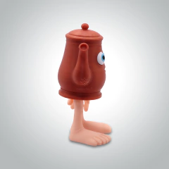 Figura coleccionable de tetera marrón con ojos grandes y patas humanas en color piel, diseño original y divertido