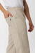 Pantalón Sastrero hombre Recto Orso Bianco, confeccionado en paper touch, con cintura plana y detalles modernos, ideal para un estilo casual y contemporáneo.