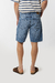 Bermuda Jean Mom CLAPTON Orso Bianco confeccionada en denim rígido índigo con detalle de roturas. Estilo moderno y casual.
