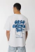 Remera oversize Out Orso Bianco, diseño urbano con estampa en delantero y espalda, confeccionada en algodón peinado para mayor confort y estilo casual.