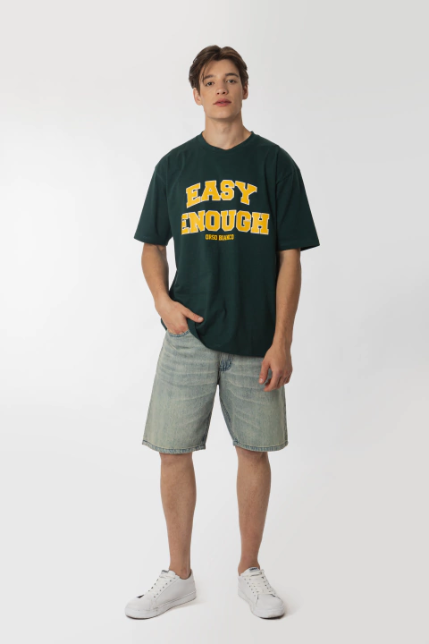 Remera oversize Enough Orso Bianco, diseño moderno con estampa frontal, confeccionada en algodón peinado.


