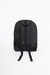 Mochila de goma negra "Doubt" con correas ajustables en la parte posterior.