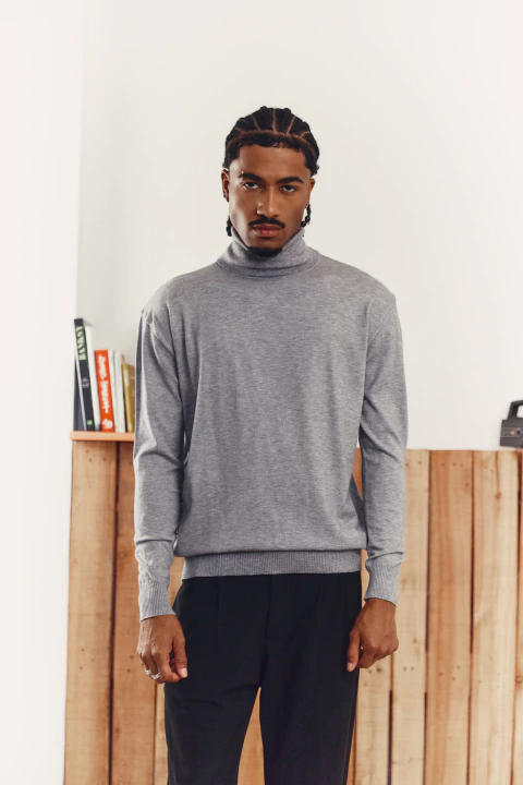 Polera tejida de hombre Orso Bianco "Piero" en hilado acrílico con detalle de grifa embutida.