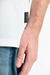 Remera sin mangas Sleeve en blanco y negro, confeccionada en algodón peinado con ruedos al corte y grifa lateral