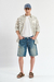 Bermuda jean Slash mom en denim rígido índigo color celeste, estilo casual y moderno.