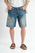 Bermuda jean Slash mom en denim rígido índigo color celeste, estilo casual y moderno.