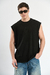 Remera sin mangas Sleeve en blanco y negro, confeccionada en algodón peinado con ruedos al corte y grifa lateral