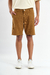 Bermuda de gabardina "Carpenter" en color marrón, modelo masculino, con camiseta clara y zapatillas blancas.