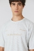 Remera oversize en tejido waffle de Orso Bianco, diseño moderno y casual con detalle de bordado en delantero.