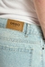 Bermuda Jean Mom "Marshal" en denim rígido indigo, corte mom fit, ideal para un look casual. Color celeste.
