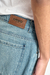 Jean mom Sewing Orso Bianco, denim rígido índigo, roturas, parche costurado, color azul, talles 38 al 48