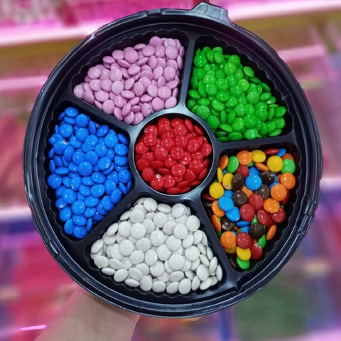BANDEJA 6 DIVISIONES CON ROCKLETS Y LENTEJAS DE CHOCOLATE