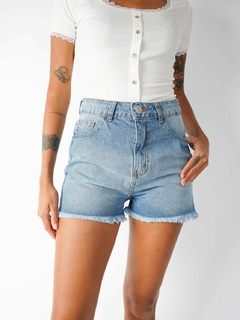 Short Hot Médio Lavagem Média Com Barra Desfiada Sh99025