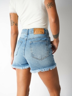 Short Hot Médio Lavagem Média Com Barra Desfiada Sh99025 - Lady Rock | Stay Rockin' 