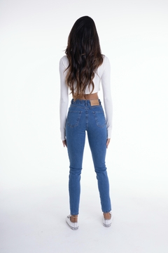 Calça Super Skinny Lavagem Média Barra Reta Cl03091 na internet
