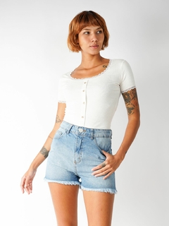 Short Hot Médio Lavagem Média Com Barra Desfiada Sh99025 - comprar online