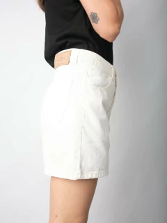 Imagem do Short Mom Cintura Alta Off White com Barra Tradicional SH14091