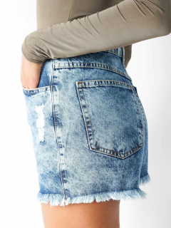 SHORT HOT MÉDIO LAVAGEM ESCURA BARRA DESFIADA SH99022 na internet