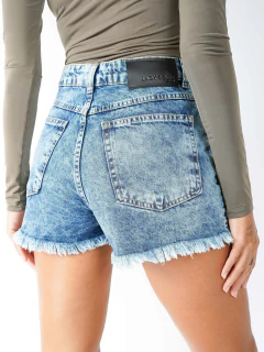 SHORT HOT MÉDIO LAVAGEM ESCURA BARRA DESFIADA SH99022 - loja online