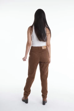 Calça Mom Marrom Escuro Cl14094 na internet