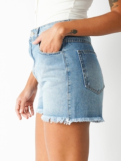 Short Hot Médio Lavagem Média Com Barra Desfiada Sh99025 na internet
