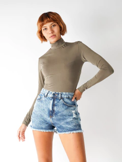 SHORT HOT MÉDIO LAVAGEM ESCURA BARRA DESFIADA SH99022