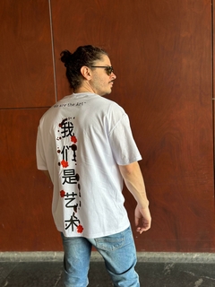 Playera "We - Art" simbolos asiáticos. en internet