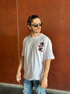 Imagen de Playera "We - Art" simbolos asiáticos.