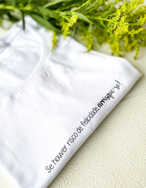 Camiseta Feminina 100% Algodão Premium - Se houver risco de felicidade, arrisque-se! - comprar online