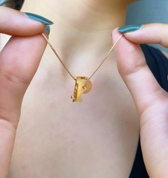 COLAR INICIAL DUPLA EM GALERIA 1,5CM - BANHADO OURO 18K CL 456 - comprar online