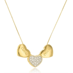 COLAR TRES CORAÇÕES COM CORAÇÃO CENTRAL EM ZIRCONIA - CL 480 BANHADO OURO 18K