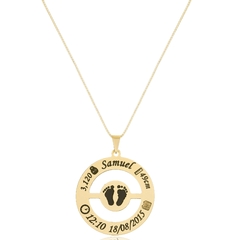 COLAR REDONDO COM PEZINHOS DESENHADO E DADOS - CL 769 BANHADO OURO 18K