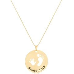 COLAR REDONDO MÃO E PÉ VAZADOS COM NOME E ANO PERSONALIZADO - CL 791 OURO 18K