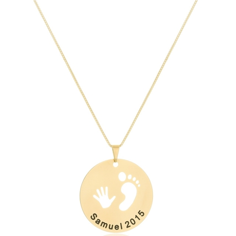 COLAR REDONDO MÃO E PÉ VAZADOS COM NOME E ANO PERSONALIZADO - CL 791 OURO 18K