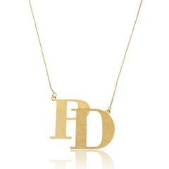 COLAR MONOGRAMA SEGUNDA INICIAL COM TEXTURA - CL 826 BANHADO OURO 18K