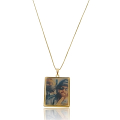 COLAR INICIAIS RESINADA E FOTOCOLORIDA - CL 840 BANHADO OURO 18K - comprar online