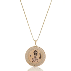 COLAR REDONDO COM BORDA TRABALHADA E NOME COM DATA - BANHADO OURO 18K EX 0046