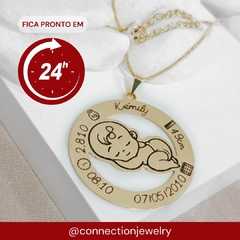 COLAR REDONDO BEBE NO CENTRO E DADOS DE NASCIMENTO - BANHADO OURO 18K EX 0024 - comprar online