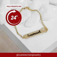 PULSEIRA INFANTIL PLACA COM BONECO - BANHADO OURO 18K EX 0029 - comprar online