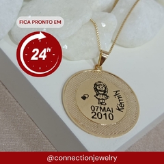 COLAR REDONDO COM BORDA TRABALHADA E NOME COM DATA - BANHADO OURO 18K EX 0046 - comprar online