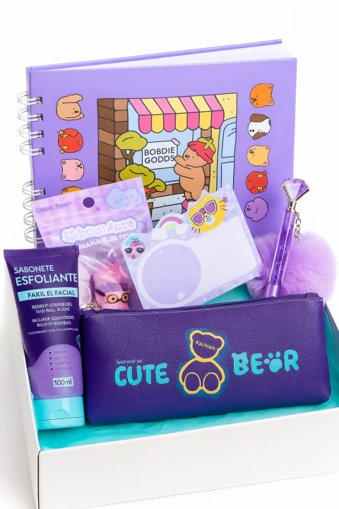 Kit presente para o Dia das Crianças com tema Hello Kitty, contendo caderno roxo com ilustrações, sabonete esfoliante facial, estojo roxo com estampa de ursinho, caneta com pompom roxo, bloco de notas decorado e chaveiro