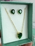 CONJUNTO BRINCO E COLAR GOTA DELICADA VERDE COM CAIXINHA DE PRESENTE