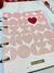 Caderno argolado com capa transparente decorada com corações em tons de rosa e detalhes dourados.