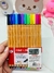 Conjunto de 12 canetas Fine Line em várias cores, destacando a embalagem e a parte traseira com informações de segurança.