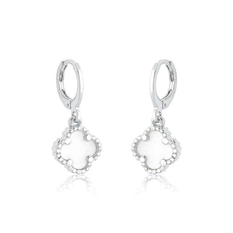 Argola Prata Leve Click 12mm c/ Pingente Trevo Acrílico Branco